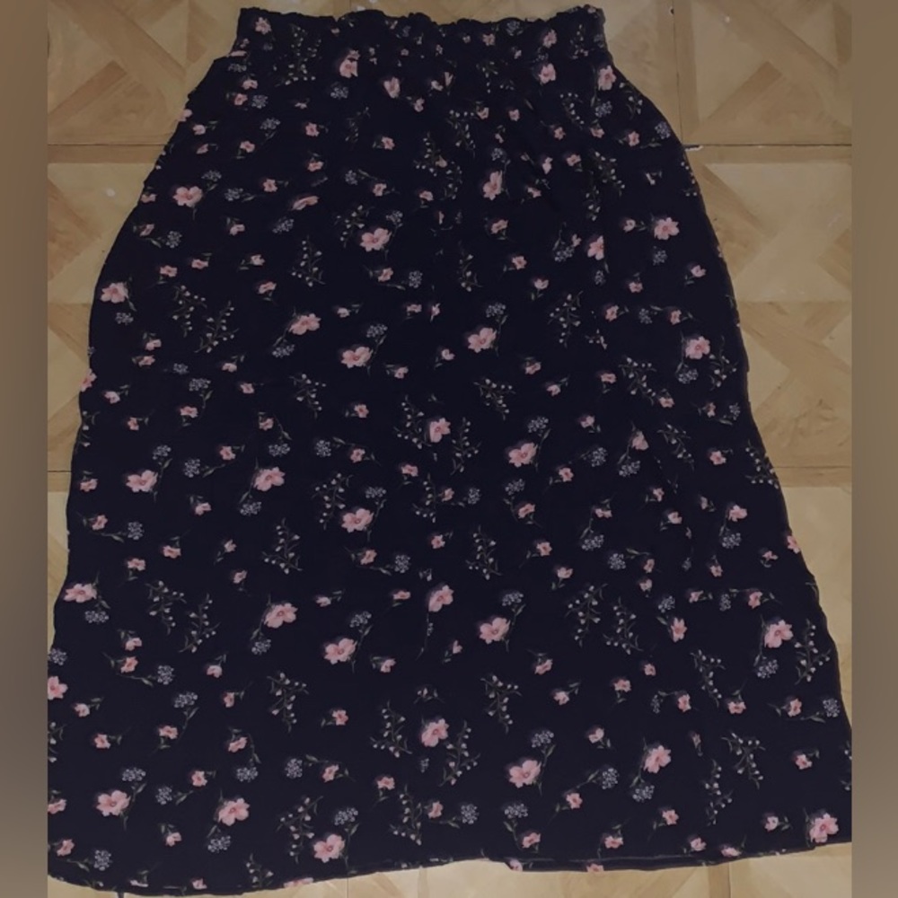 Old Navy used skirt and in good conditions.Size:L,High wasted,Elasticized waist.